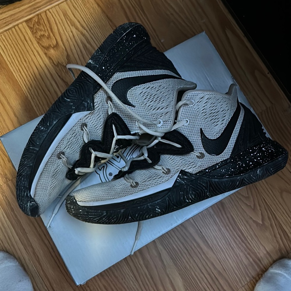Used Kyrie 5 'Cookies & Cream' size 8.5